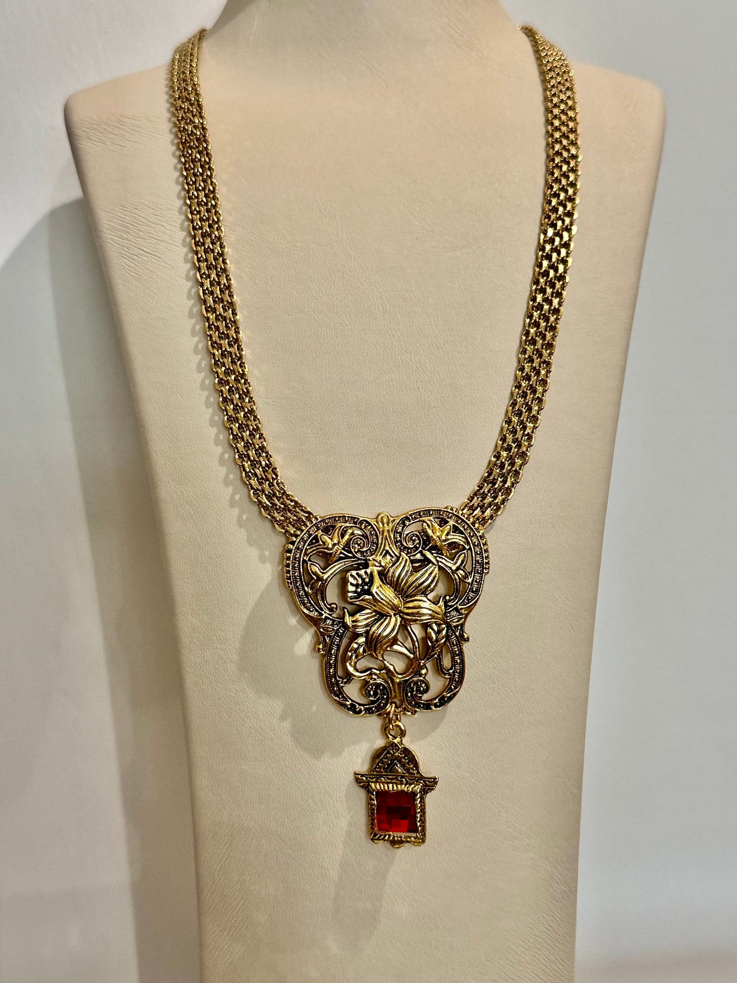 Kırmızı Antik Kolye